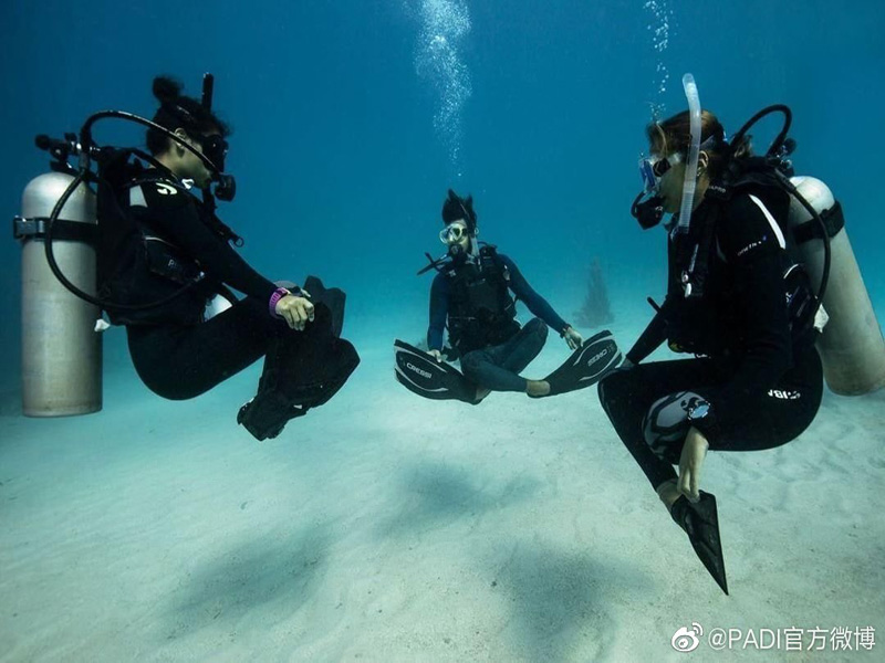 如何控制中性浮力？