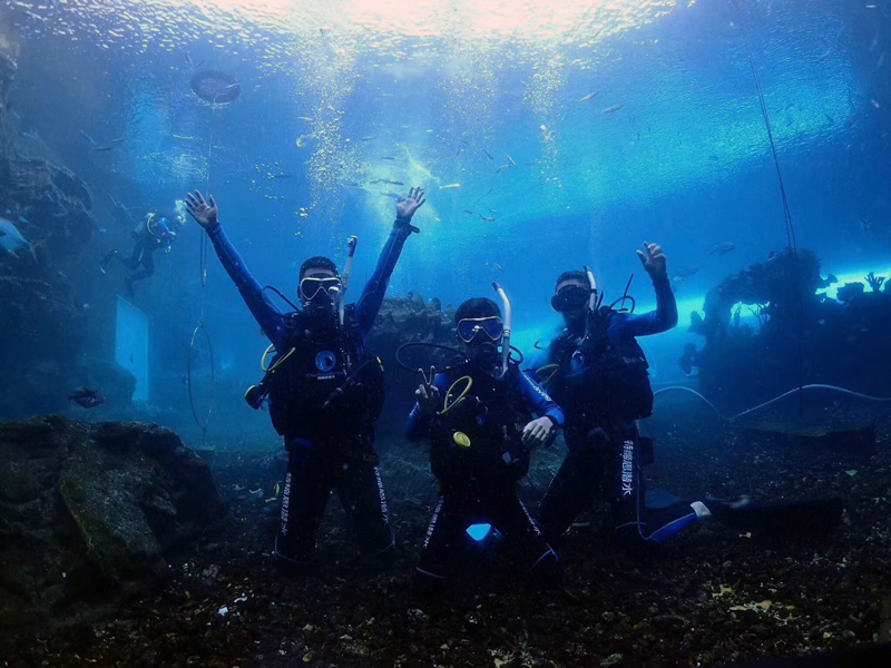 如何控制中性浮力？