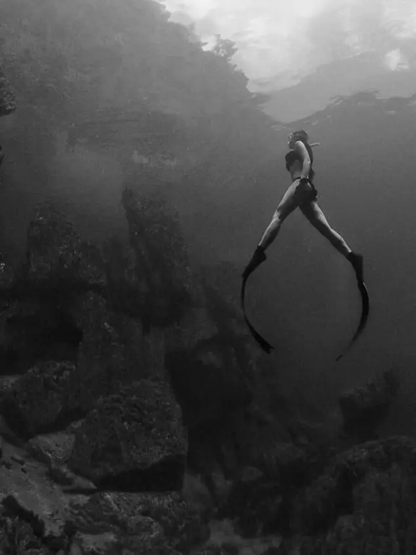 潛水拍照新姿勢，放下你的剪刀手，我們來這樣拍