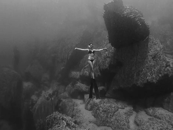 潛水拍照新姿勢，放下你的剪刀手，我們來這樣拍