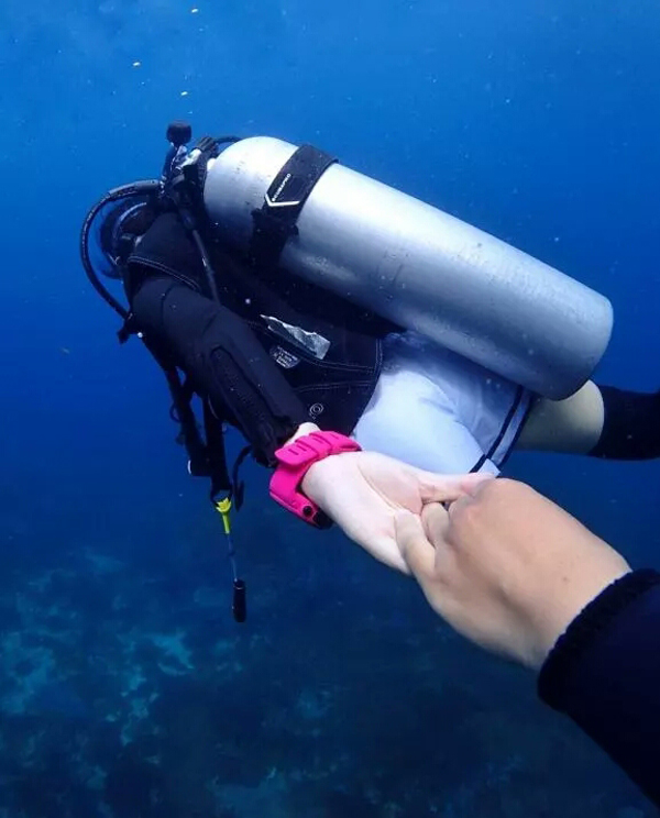 潛水拍照新姿勢，放下你的剪刀手，我們來這樣拍